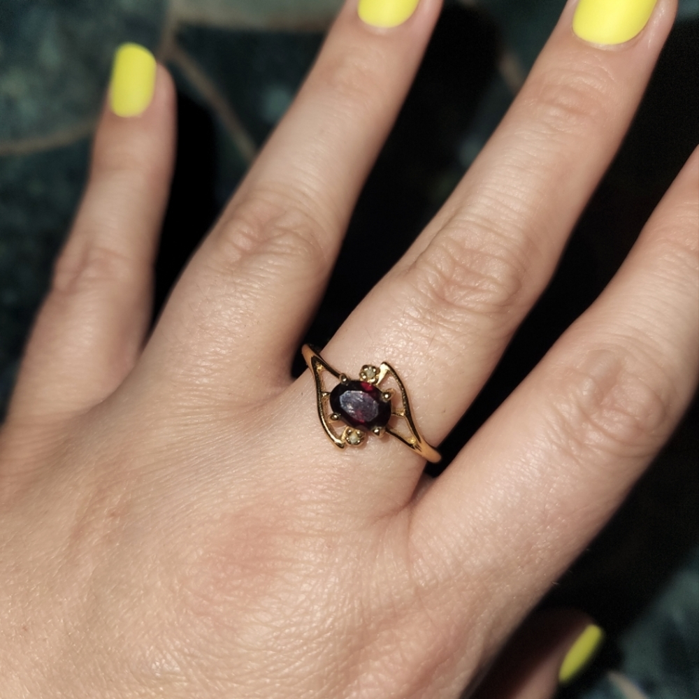 Goldtone fashion ring with burgundy center stone